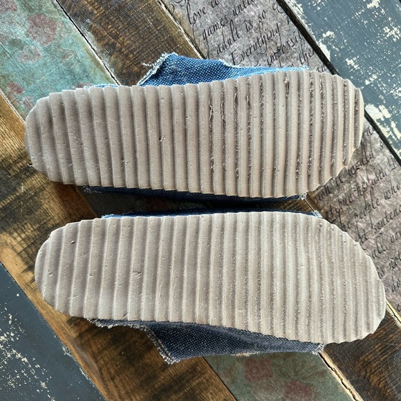 2/$30 Very G Venus Slide / Denim 2 Strap Buckle sandal 11 - Picture 6 of 8